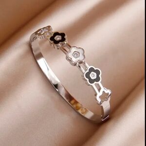 Brand New Silver Flower Bangle Bracelet